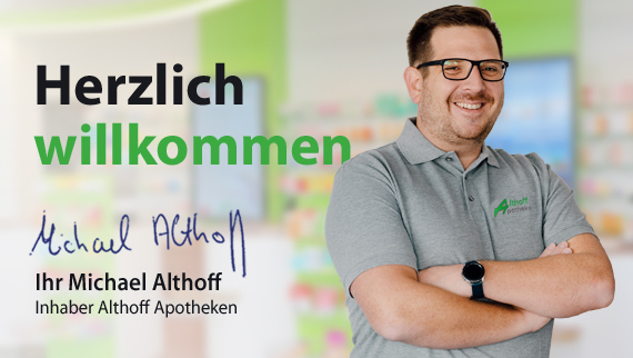 Apotheker Michael Althoff steht mit verschräkten Armen auf der rechten Seite und links steht Herzlich Willkommen.